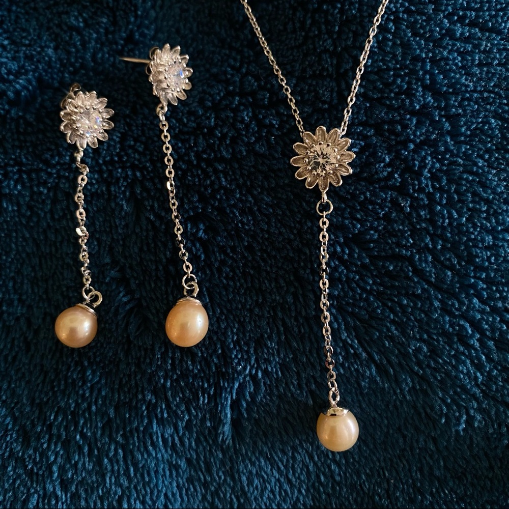 Vantel Pearls sweet Sunrise necklace and earrings set.